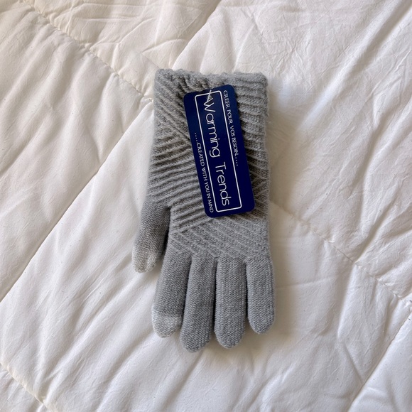 Grey Gloves - Picture 2 of 4